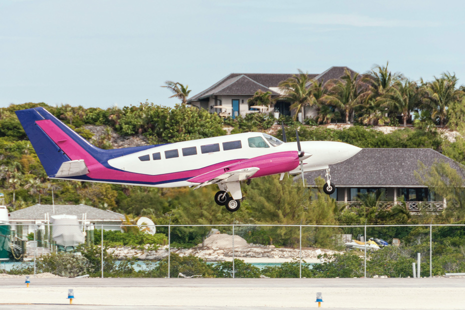 Flights to Bahamas from Florida every day for Bahamas day tours. Learn how to get to Staniel Cay on Staniel Cay flights over Big Major Cay and Pig Beach.