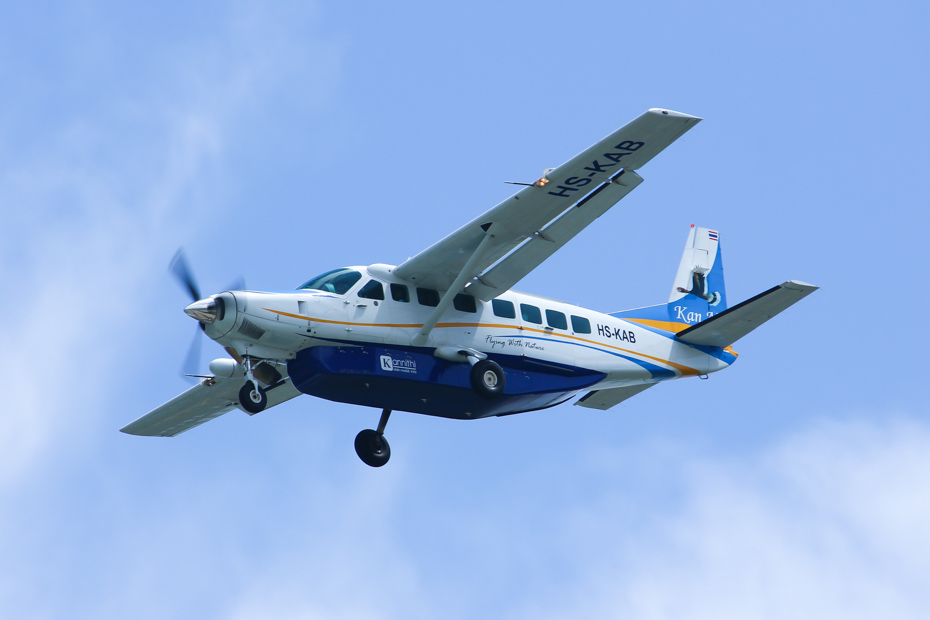 Private Bahamas air charter flies high above the Exuma Cays. Flying on a Pig Beach excursion from Nassau to Staniel Cay flights to Bahamas vacation for all the family.