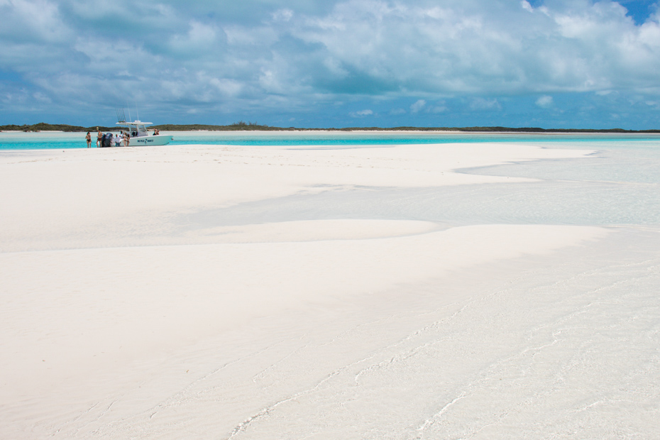 Spend the day on the white sands of the Bahamas! A Bahamas day trip to Exuma on a Bahamas air charter is among the best things to do in Bahamas.